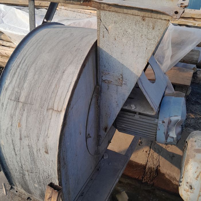 Вытяжка движок мощный 3 фазный 380вольт  2 шт