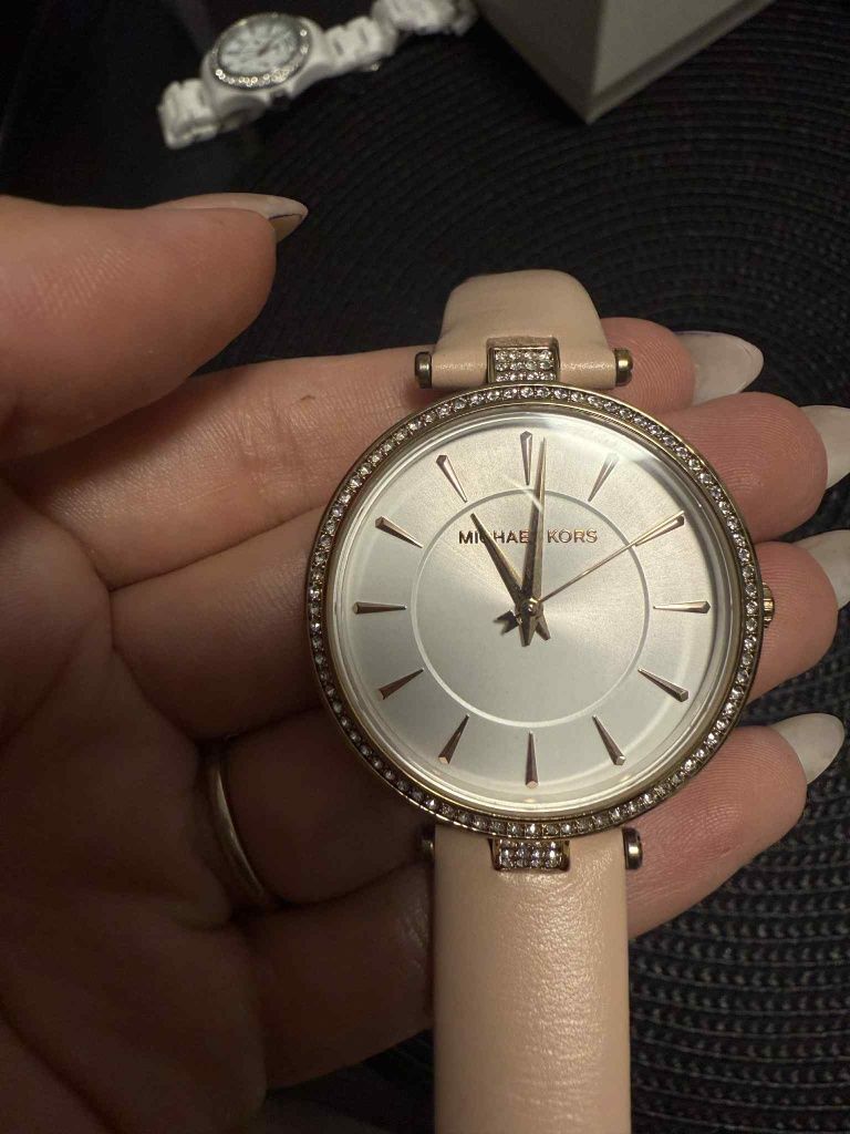 Продавам чисто нов дамски часовник Michael Kors