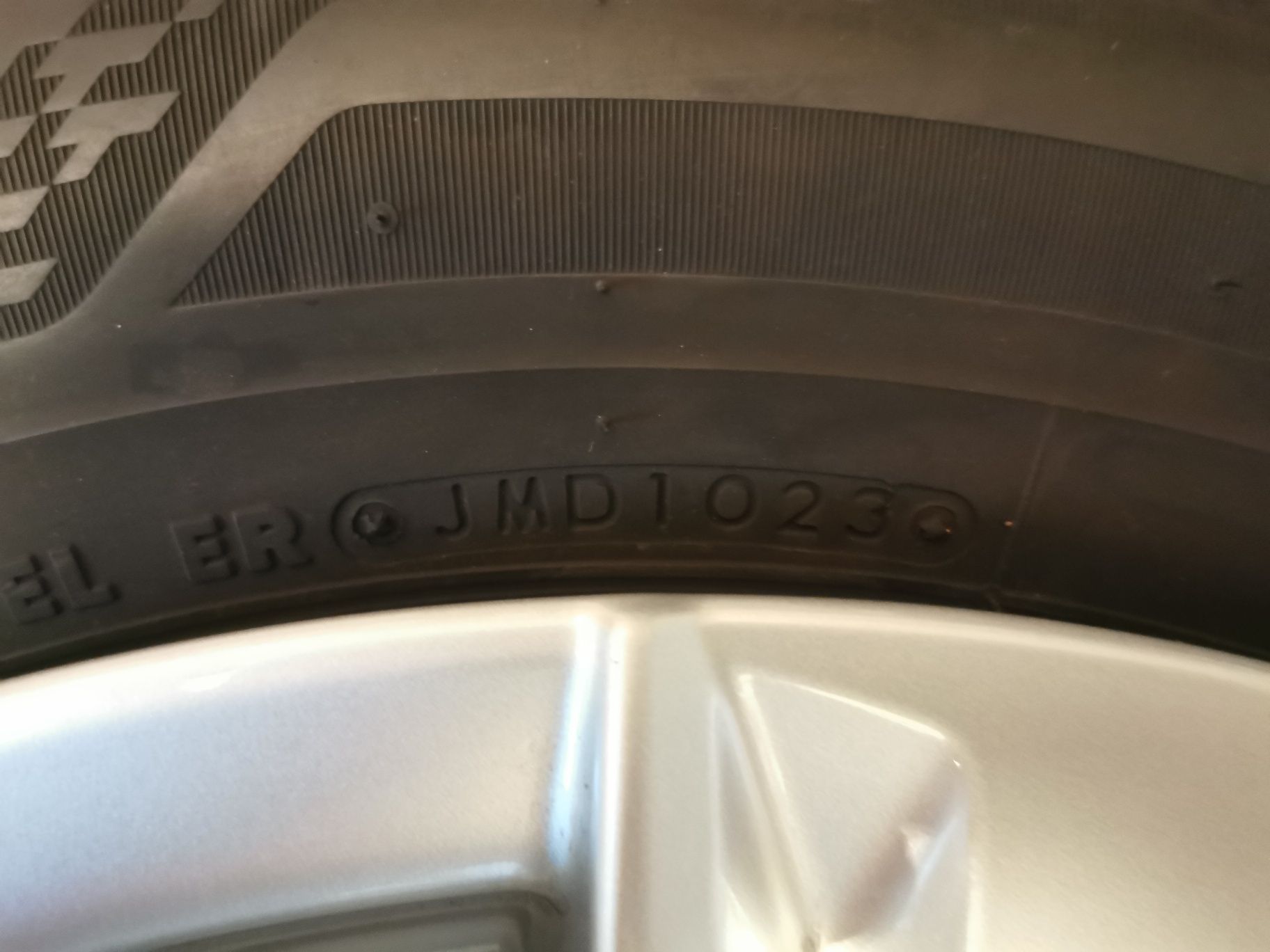 Страхотни гуми Bridgestone 215 60 17 DOT 2023