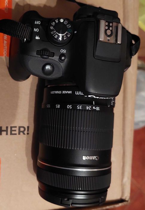 Aparat foto Canon EOS 100D + EF-S 18-135