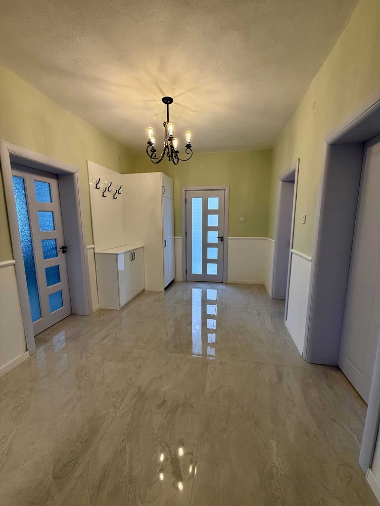 Дава се под наем Тристаен апартамент в Асеновград - 110 кв.м за 510 € - Снимка #8