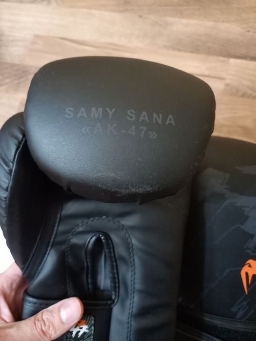 Перчатки боксёрские.