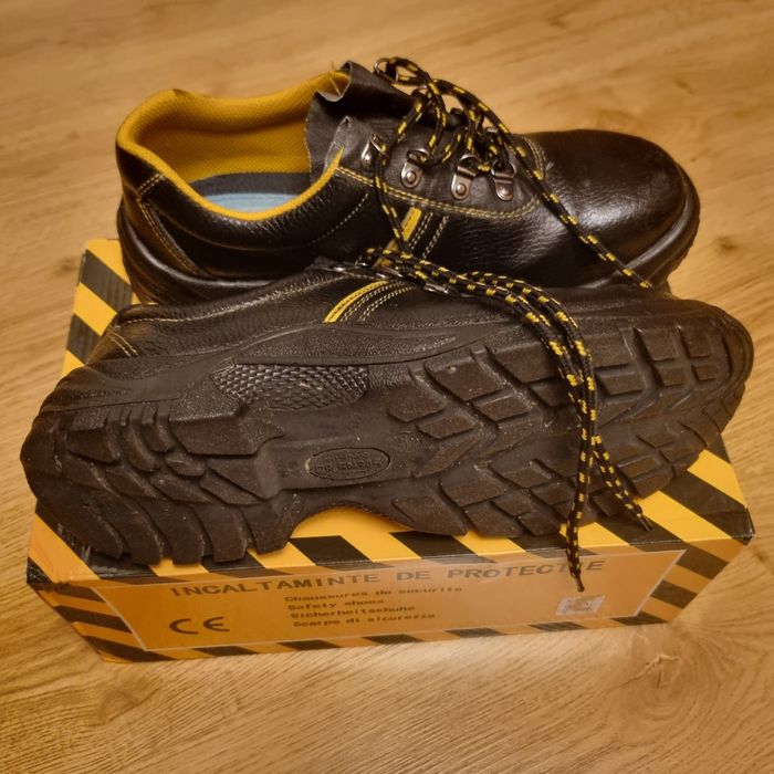 Pantofi de luceu cu bombeu nr 42