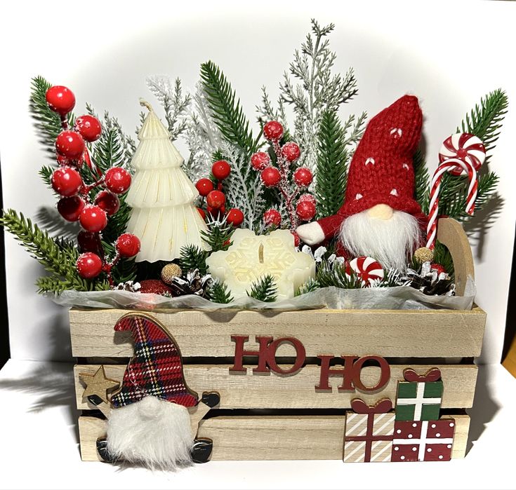 Дървено сандъче с две свещи, плюшен гном и коледни декорации