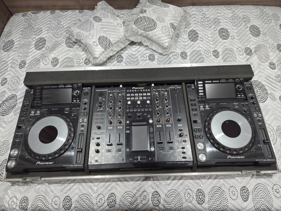 Pioneer cdj 2000 nexus и djm 2000 nexus със кейс.