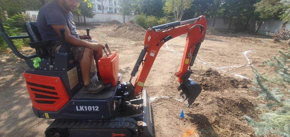 Vând miniexcavator Lukton motor 2 timpi, optional si remorcă