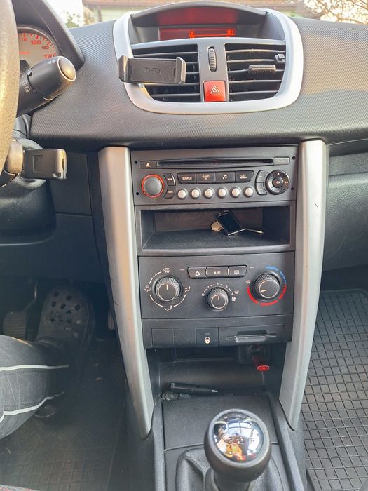 Vând peogeot 207, an de fabricatie 2010, model 2011, diesel