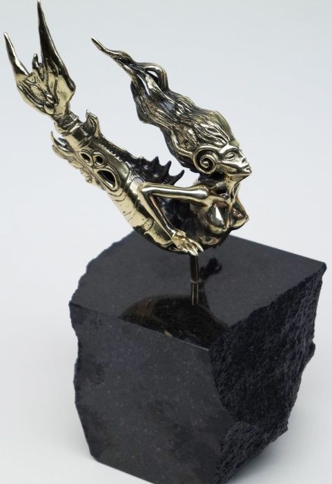 Бронзови пластики с поставка естествен камък блокче черен гранит