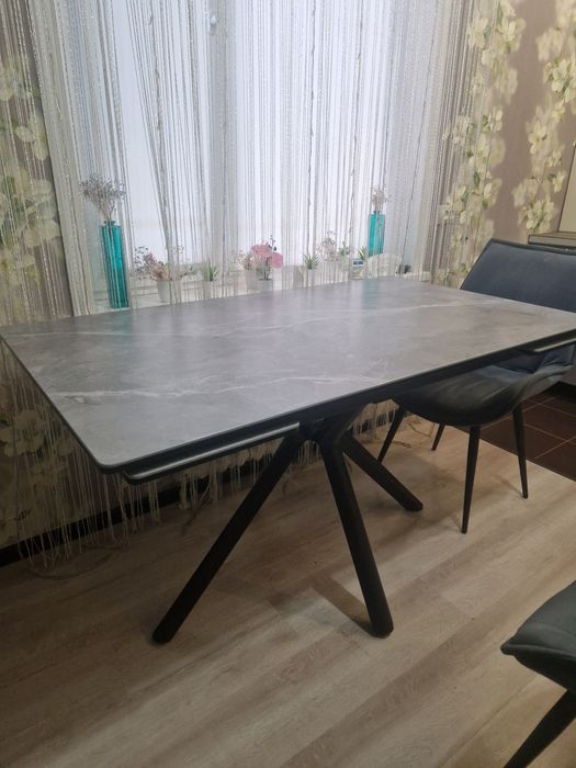 Продам кухонный стол с каменной столешней  в отличном состоянии