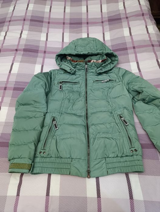 Женская куртка-пуховик.