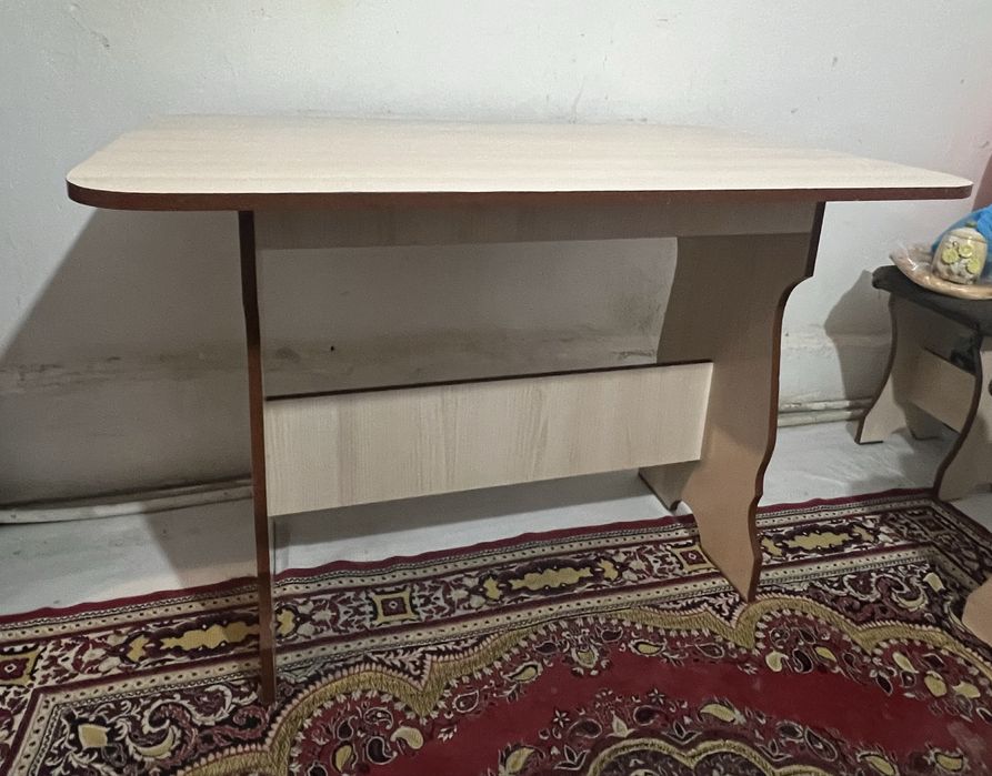 Кухонный стол,б/у,в отличном состоянии