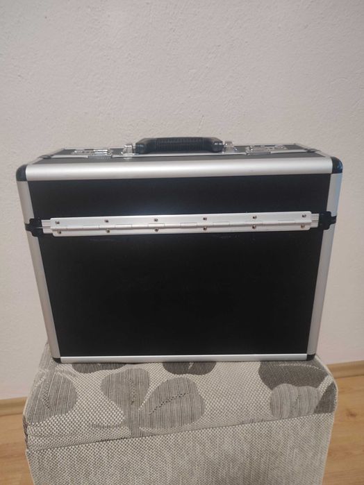 Куфар за инстроменти модели и пултове