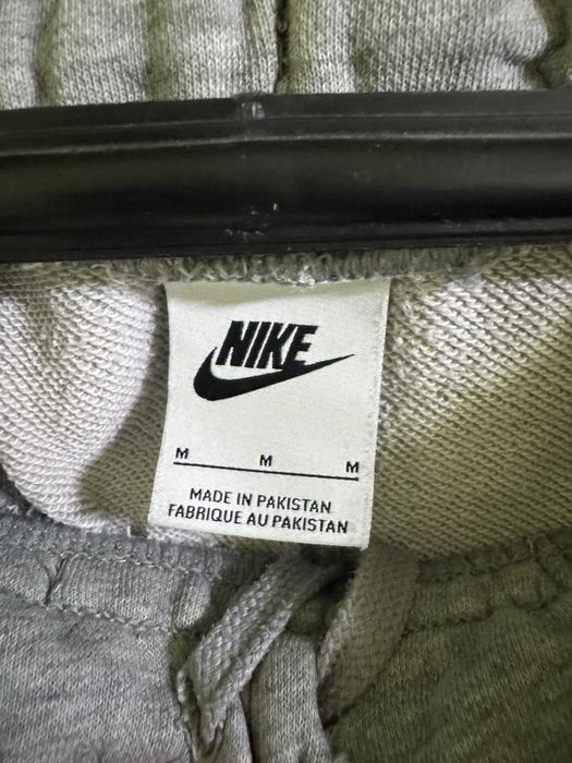 Сиво долнище на Nike