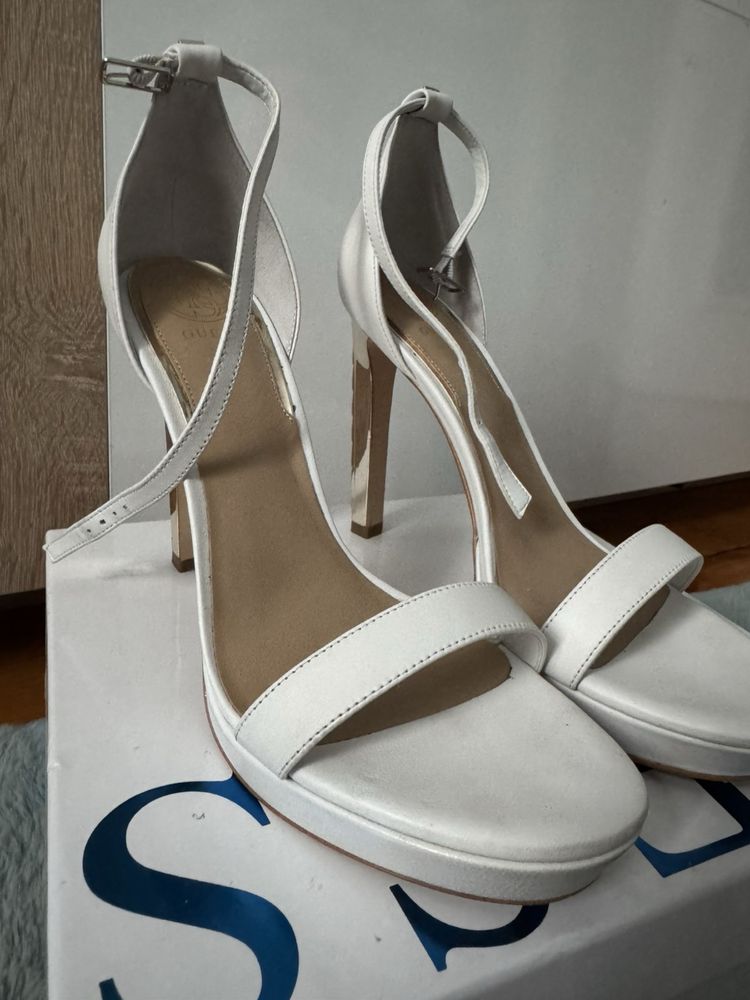 Бели сандали Guess