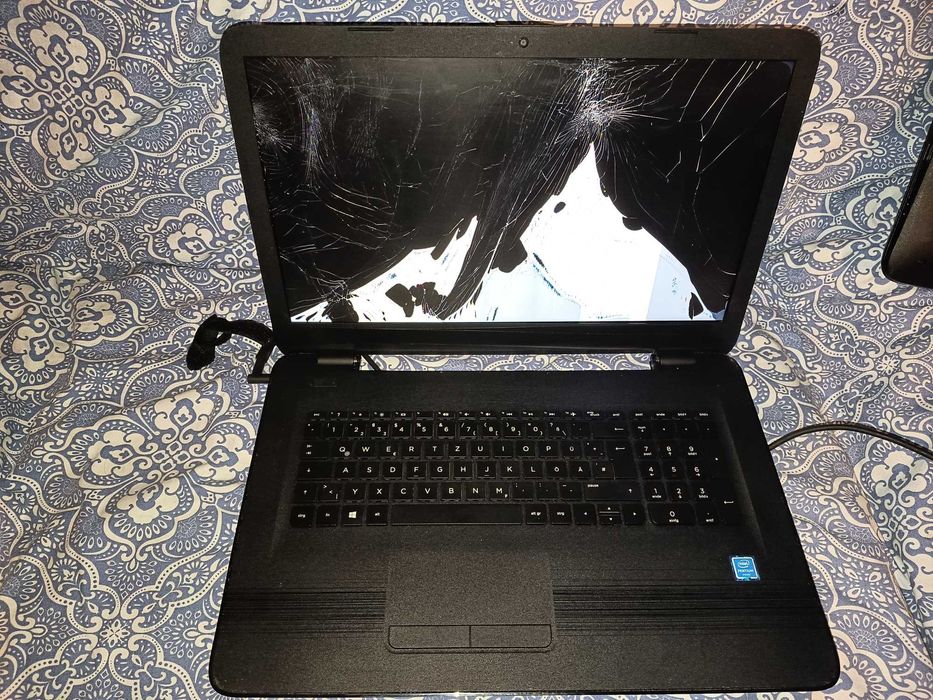 Laptop HP Pavilion 17, quad core N3710, 4gb ram, HD Graphics, 1TB