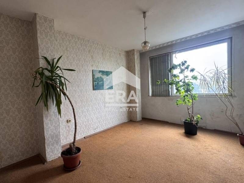 ЕКСКЛУЗИВНО! Тристаен апартамент на спирка Родина до МОЛ Варна