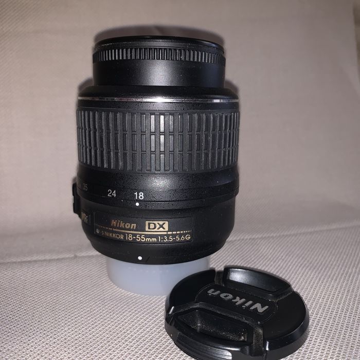 Nikon D5000 + obiectiv Nikon 18–55mm + multe accesorii