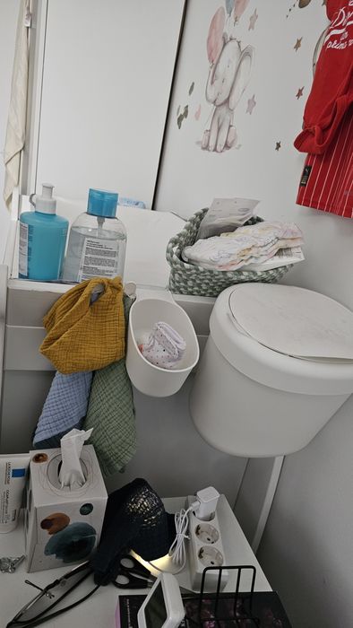 Pătuț și comodă pentru înfășat bebeluși