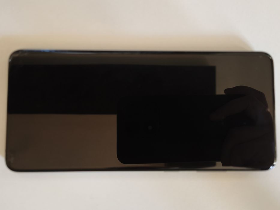 Samsung Galaxy S20+ — Отлична работа, лек козметичен дефект