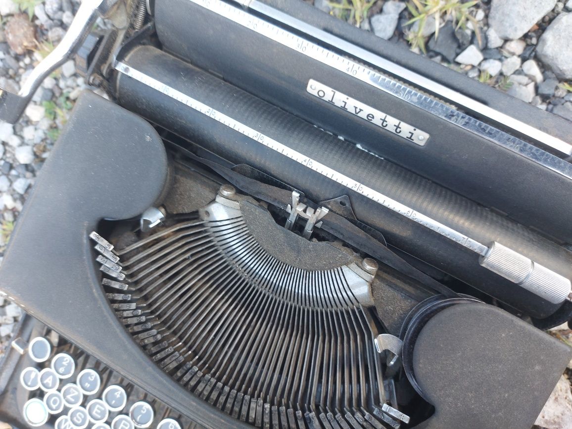 Vând o mașină de scris clasică Olivetti Stidio 42