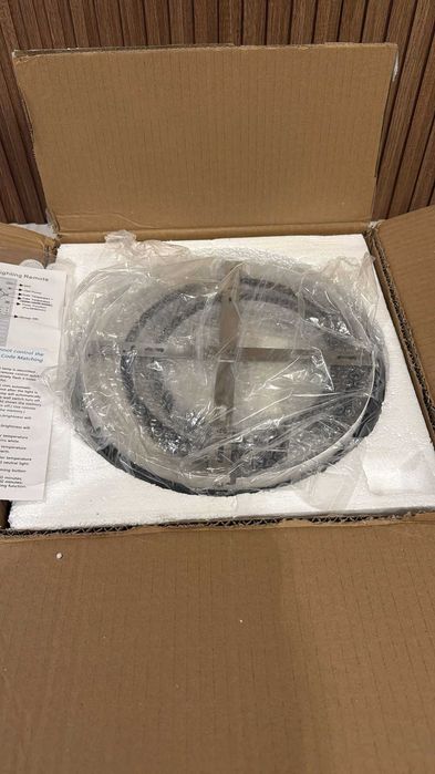 Plafonieră cu 4 inele și telecomanda