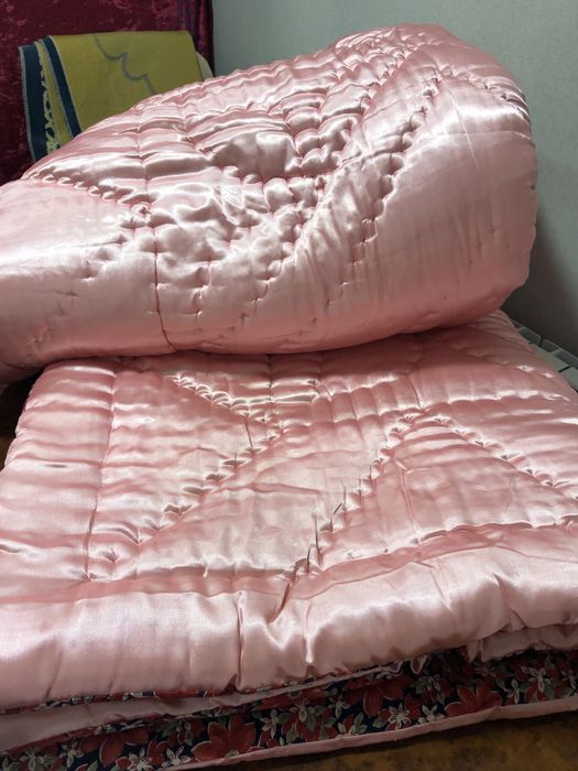 Атласные одеяла ручной работы новые 2 шт