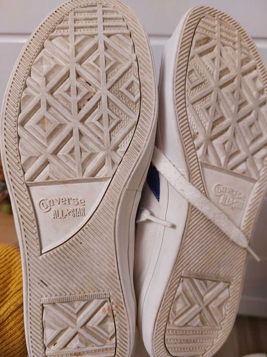 Conversi albi cu rosu