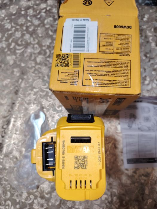 Девалт фреза DCW600B