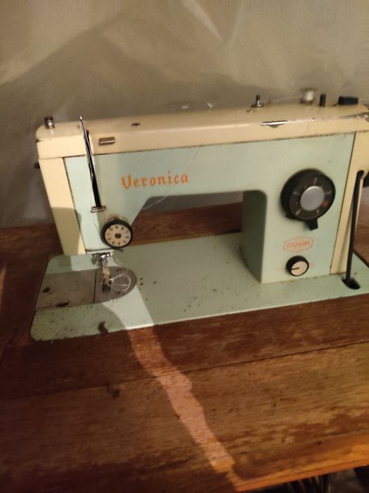 Vând mașina de cusut