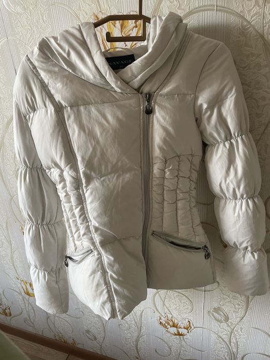 Куртка белая.
