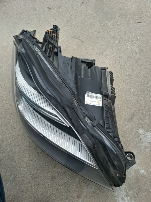 Десен фар Mercedes-Benz