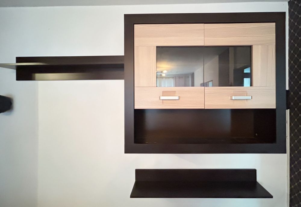 Set comoda,doua polite si vitrina suspendata