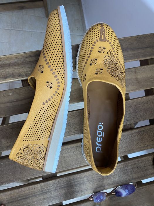 Espadrile noi de piele, comode, cu o broderie de mandale si floricele