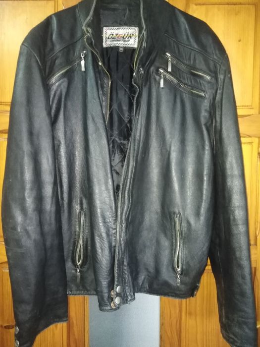 Geaca barbateasca din piele naturala.