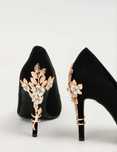 Pantofi negri cu model auriu pe toc