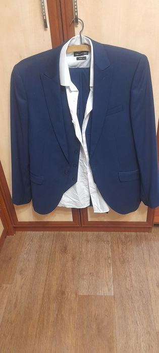 Продам 2 подростковых костюма