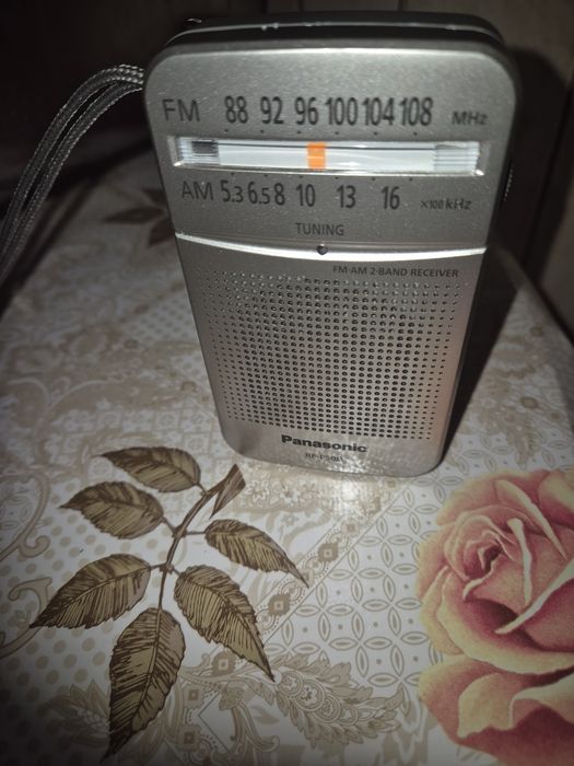 Vînd aparat de radio portabil