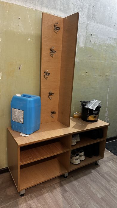 Продам обувницу с вешалкой.