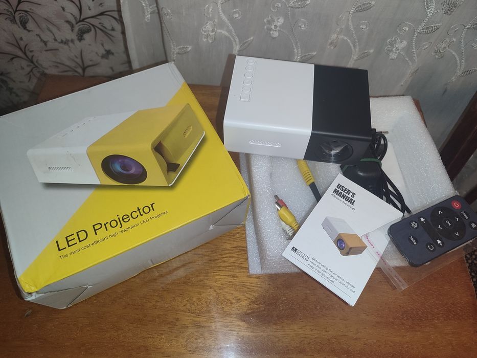 Mini projector yg300 проектор