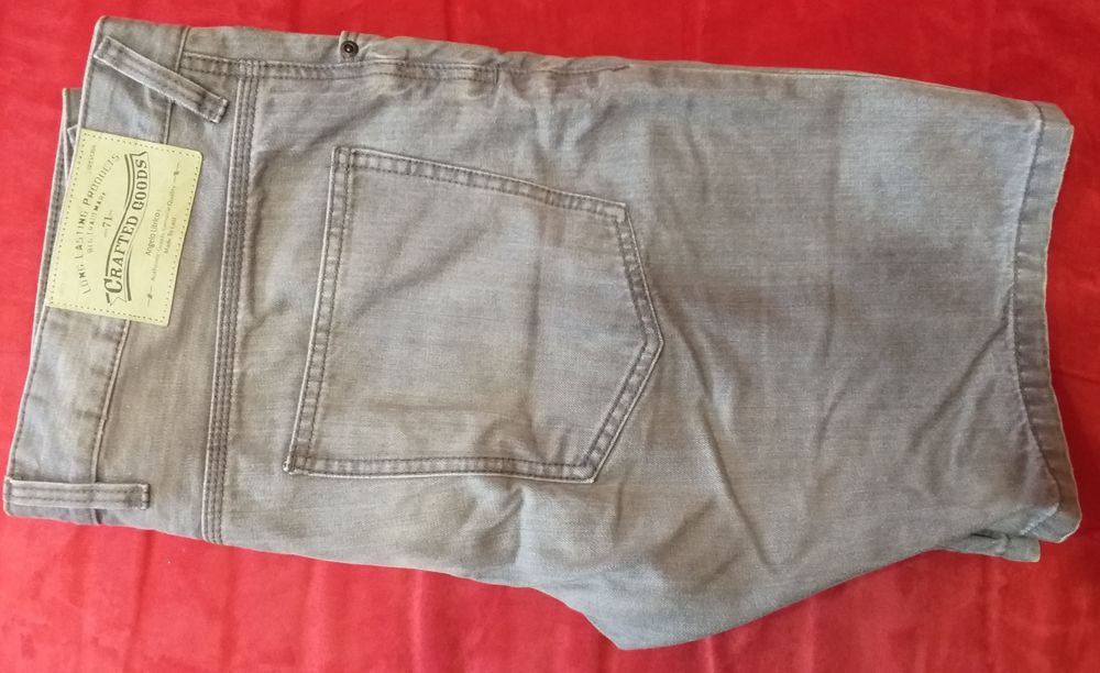 Vând pantaloni scurți blugi 36
