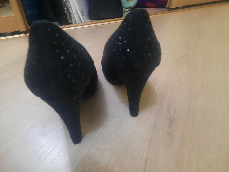 Продаю замшевые туфли