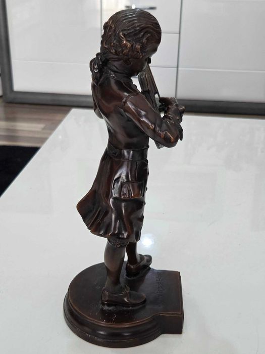 Superba sculptura--Mozart copil cantand la vioara