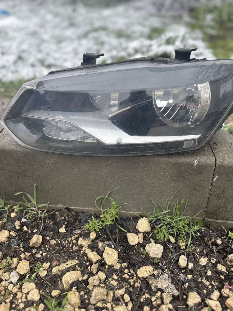 Ляв и десен фар за volkswagen polo 2010