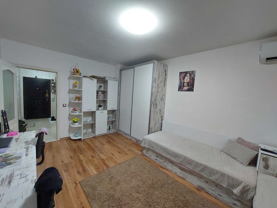 2 еденични легла с матраци,ракла,секция,двойно бюро със столове