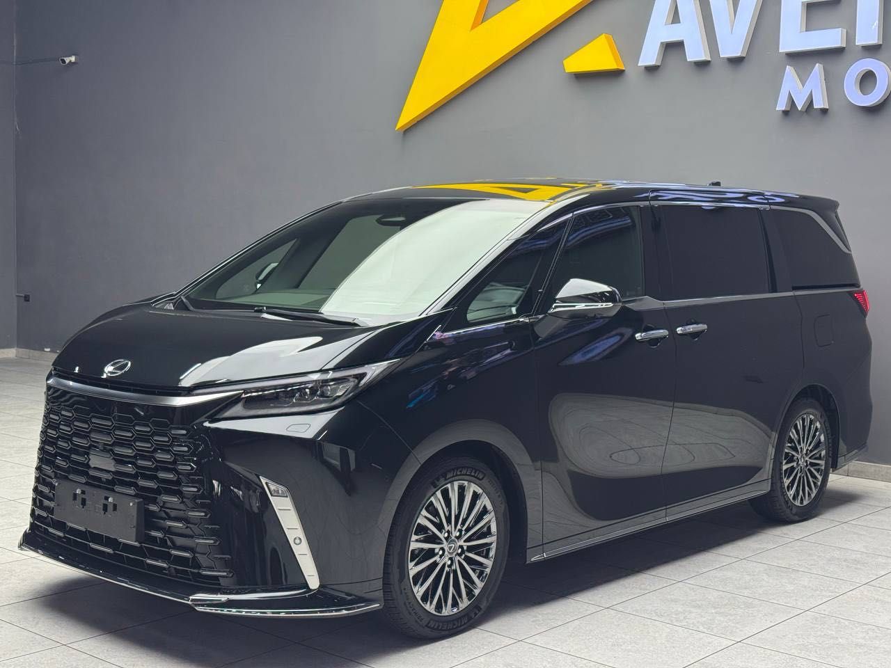 Продается абсолютно новый Lexus LM350h AWD
