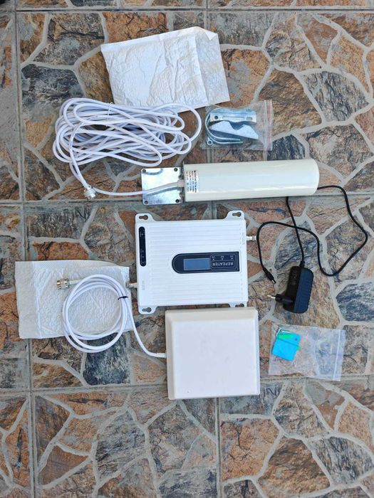 VandRepetitor/Booster SEMNAL GSM Tri-Band  900/1800/2100  GSM