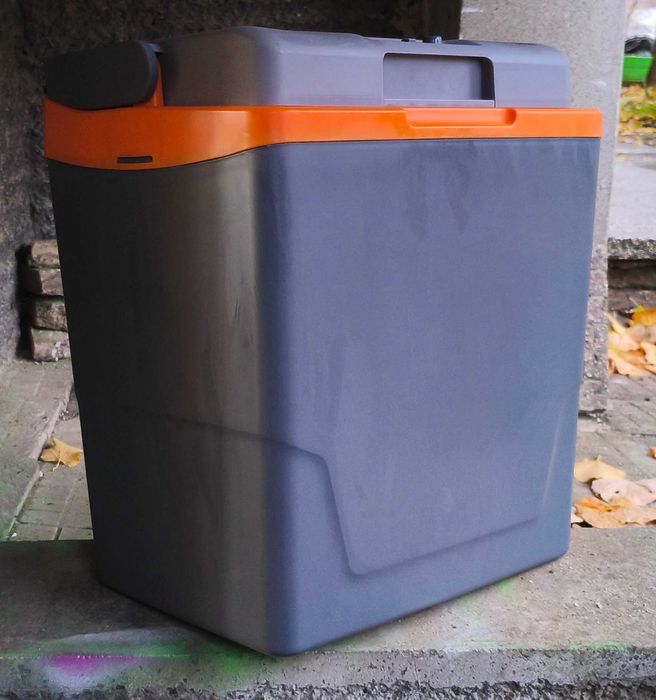 Електрическа хладилна кутия (12 и 220в*)