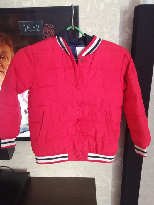 Продам детскую курточку на мальчика 6 или 7 лет.