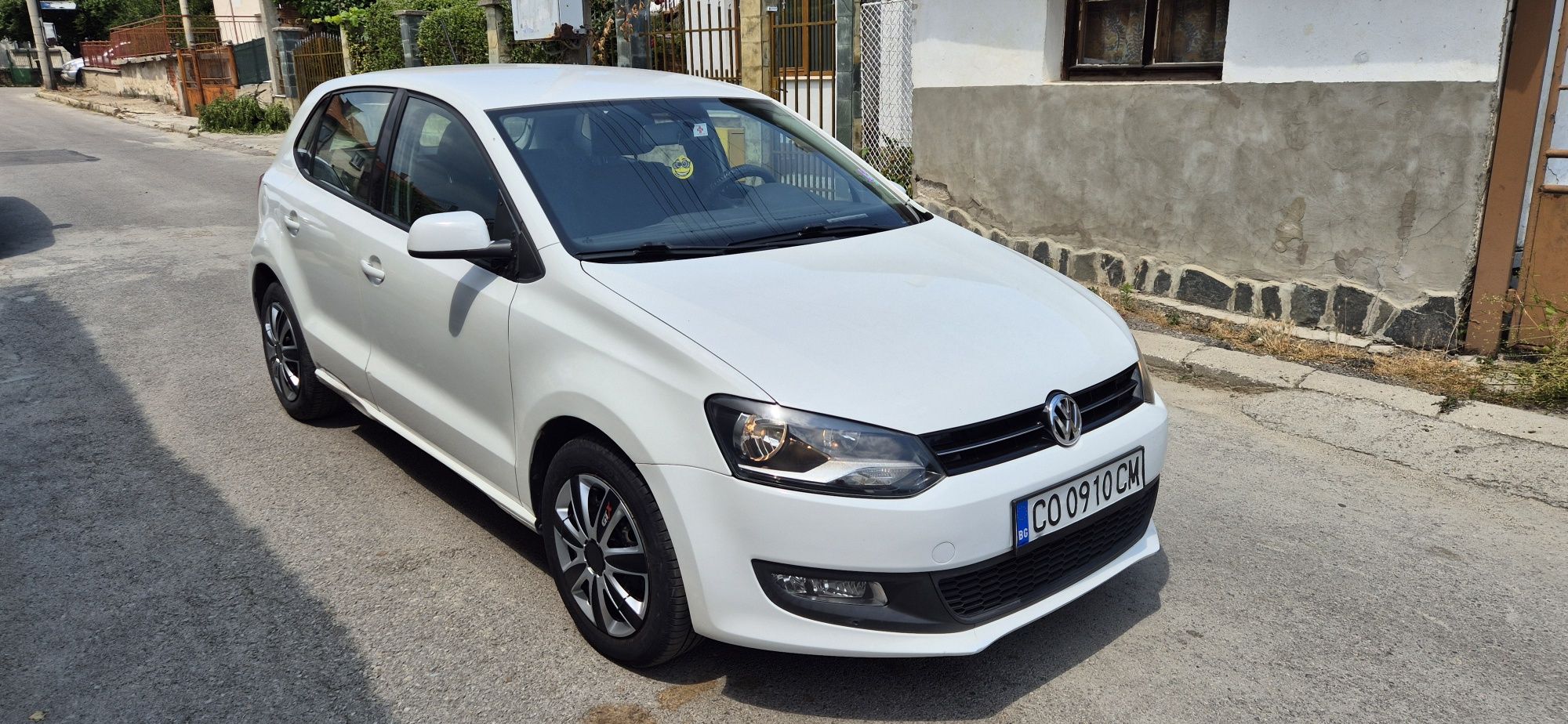 Продавам лек автомобил Volkswagen Polo