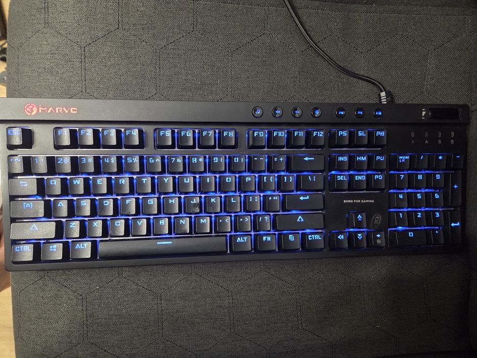 Vând tastatură mecanică RGB Marvo KG950